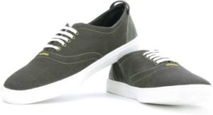 Flipkart is selling Levi's Footwear at Flat 71% Discount