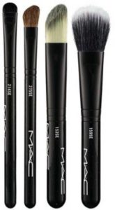 Flipkart is selling M.A.C Advance Brush Kit (Pack of 4) for Rs 719 only.