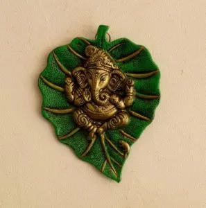 eCraftIndia Lord Ganesha on Green Leaf Decorative Rs 169 flipkart dealnloot