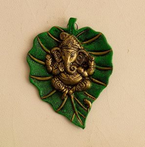 eCraftIndia Lord Ganesha on Green Leaf Rs 156 amazon dealnloot